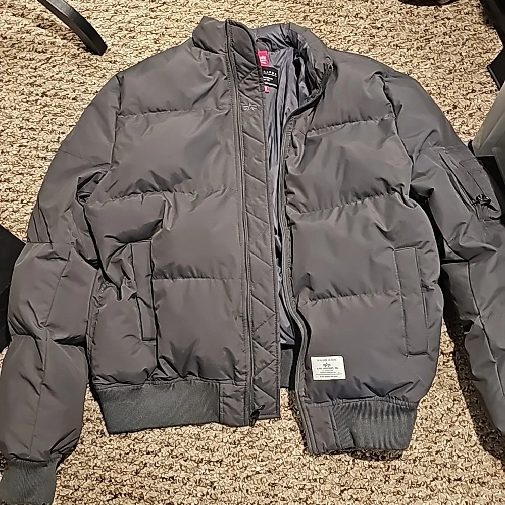 UNISEX gray puffer coat....size XL... LIKE NEW!! ALPHA INDUSTRIES. - Picture 8 of 8